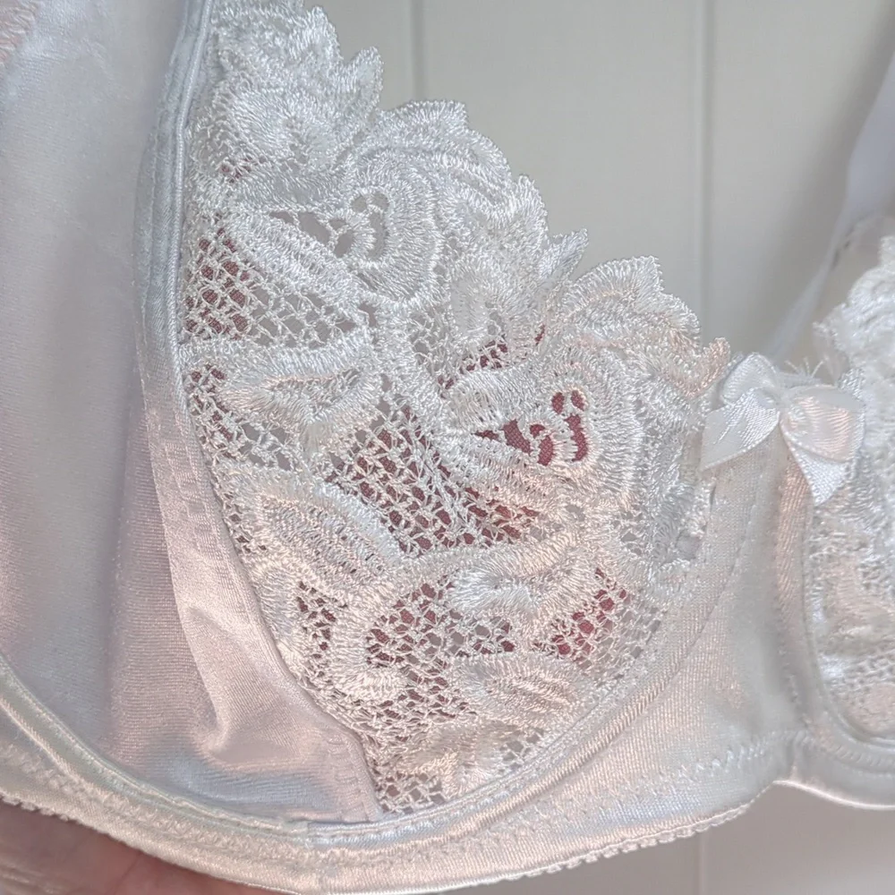 Carnival White Lace Bra 40D - Picture 3 of 5